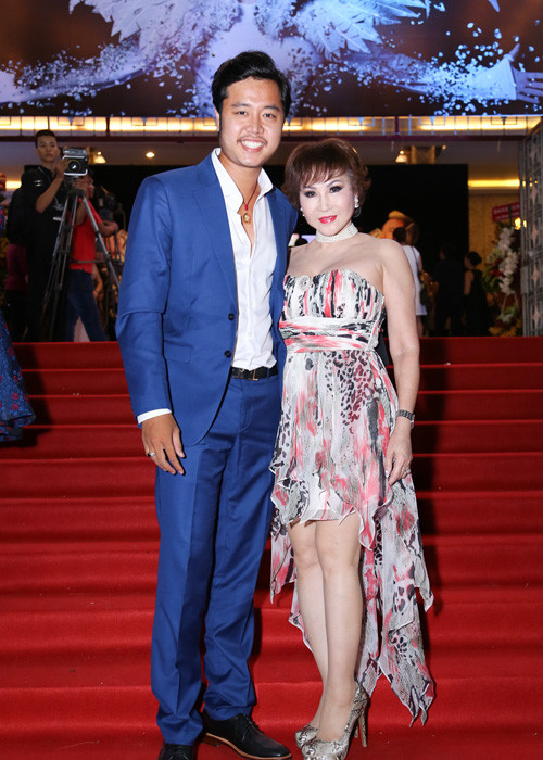 Người mẫu Vũ Hoàng Việt (trái) ăn diện lịch lãm khi xuất hiện trong liveshow kỷ niệm 20 năm ca hát của Mr Đàm.