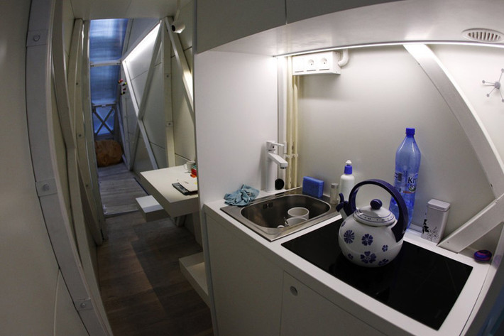 Bên trong căn hộ Keret House mọi sự sắp đặt đều được xem là nghệ thuật.