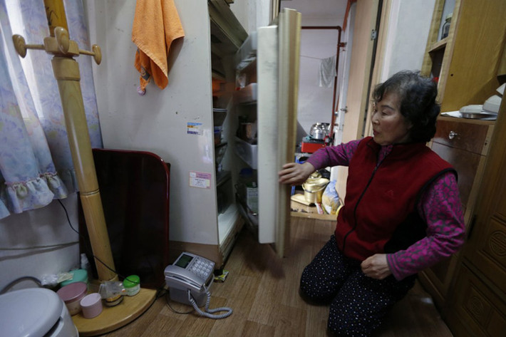 Bà Kong Kyung-soon, 73 tuổi, sống trong một căn hộ chật hẹp có diện tích 21ft2 (khoảng 2m2) không bao gồm nhà vệ sinh.