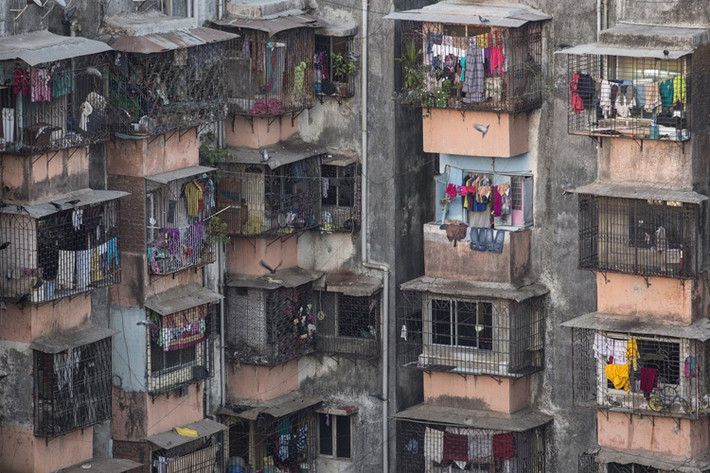 Dharavi là một khu dân cư nằm ở giữa Mumbai, Ấn Độ. Đây là một trong những khu ổ chuột lớn nhất ở châu Á với hơn một triệu người sống.