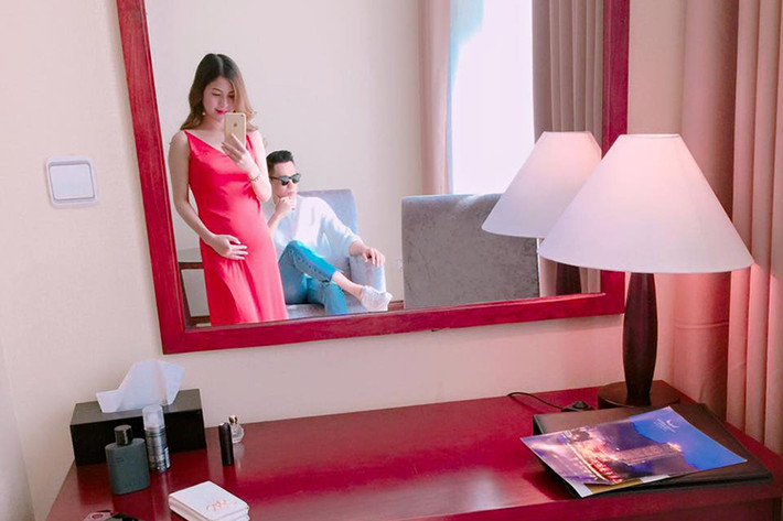 Mới đây, trên trang cá nhân, Trần Hương - vợ diễn viên Việt Anh hạnh phúc khoe ảnh bên ông xã. Đáng chú ý, cô để lộ bụng bầu lùm xùm và tiết lộ giới tính thai nhi là con trai khi chú thích cho bức ảnh: “2 người đàn ông của tôi”.