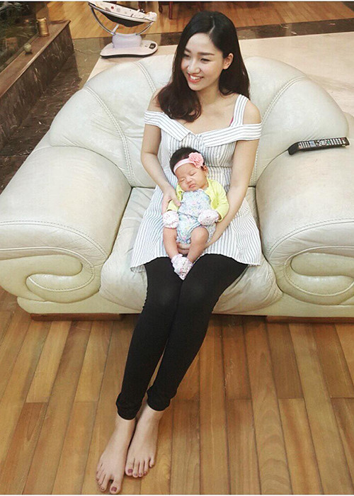 Chỉ sau 5 tháng kết hôn, Á hậu Trà My hạ sinh cô con gái đầu lòng. Cô và chồng đặt tên thân mật cho bé là Khỉ. Vốn là người khá kín tiếng, Á hậu 1 cuộc thi Hoa hậu Hoàn vũ Việt Nam 2015 mới chỉ hé lộ một vài hình ảnh của con gái. (Ảnh: FBNV)
