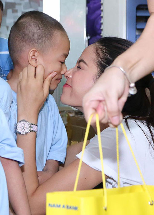 Trở về Việt Nam từ cuộc thi Hoa hậu Hoàn vũ Thế giới 2015, Hoa hậu Phạm Hương có nhiều hoạt động thiện nguyện. Cô thường xuyên “đốn tim” người hâm mộ bởi hình ảnh thân thiện, gần gũi trong mỗi chuyến đi.