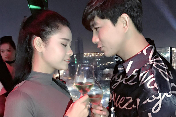 Giữa tháng 8 vừa qua, Tim đã bất ngờ cầu hôn Trương Quỳnh Anh tại rạp chiếu phim sau 6 năm sống chung một nhà.