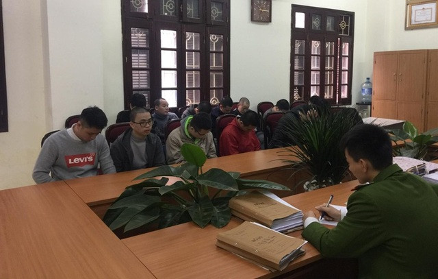 Để vận hành hệ thống cá cược online, ngoài các "đệ tử" thân cận, Huấn còn thuê gần 50 game thủ từ các hội, nhóm và trả lương khoảng 3.000 USD mỗi tháng cho từng người. Những người được thuê có nhiệm vụ "cày game" nhiều giờ liên tục khi hệ thống cá cược online của Huấn hoạt động.