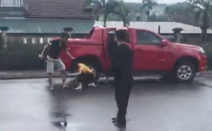 Khoảng 9h30 cùng ngày, biết chị Trang đang khám ở BV đa khoa TX Kỳ Anh, Thắng đi ô tô tới và tiếp tục đánh đập vợ cũ ngay ở sảnh bệnh viện. Thời điểm này, Thắng còn cầm kéo đe dọa người tới can ngăn và đâm vào đùi vợ cũ. (Ảnh cắt từ clip)