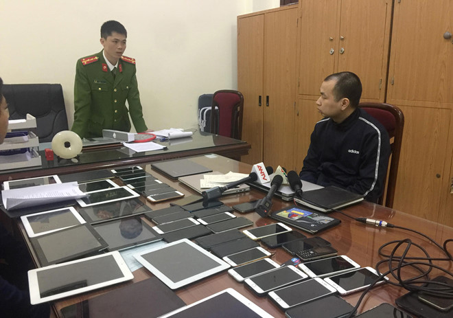 Ngoài Ngọc Anh, Huấn còn tuyển dụng thêm những kỹ sư tin học tài năng khác để tham gia vận hành hệ thống tổ chức đánh bạc.Để tham gia cá cược, người chơi phải tạo tài khoản trên trang web Powgs... rồi mua tiền ảo ở các đại lý do Huấn lập ra để nạp tiền vào tài khoản.