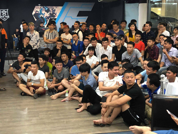 Còn trò chơi bóng đá có "trận cầu vàng" hay "siêu sao bóng đá" là các trận đấu giả lập theo hình thức thi đấu World Cup. Người chơi sẽ đặt cược cho đội nhà hoặc đội khách dưới hình thức tài - xỉu.