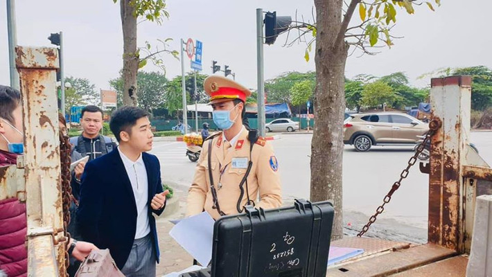 Trước khi tiến hành dừng xe, tổ công tác Đội CSGT số 7 đã tiến hành vệ sinh máy kiểm tra nồng độ cồn, đồng thời đeo khẩu trang, gang tay phòng chống dịch cúm Corona. (Ảnh Huy Lê)