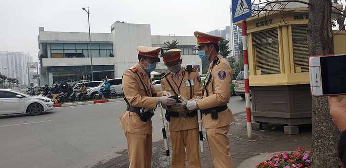 Một người dân ở phường Mộ Lao, quận Hà Đông, TP Hà Nội chia sẻ, dù trong thời gian dịch vius Corona diễn biến phức tạp nhưng khi kiểm tra nồng độ cồn mỗi người được dùng một ống thổi mới nên yên tâm về nguy cơ lây nhiễm. (Ảnh Huy Lê)