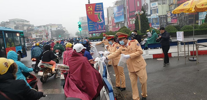 CSGT Hà Nội phát khẩu trang miễn phí cho người đi đường. (Ảnh ATGT)