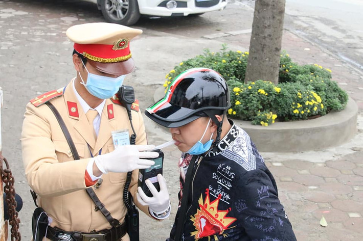 Để "giải bài toán này", Công an TP Hà Nội đã sử dụng phương pháp mỗi người bị kiểm tra nồng độ cồn sẽ được thổi riêng 1 ống thổi mới, không thổi chung như trước đây. (Ảnh Huế V)