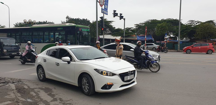 Chỉ trong vòng giờ đồng hồ, tổ công tác đã dừng hơn 10 trường hợp, trong đó cả ô tô và xe máy nhưng không phát hiện trường hợp nào vi phạm. Đại uý Lê Văn Hưng, Phó Đội trưởng Đội CSGT số 7 (Phòng CSGT Công an TP Hà Nội) thông tin, việc kiểm tra xử lý vi phạm nồng độ cồn đối với người điều khiển phương tiện tham giao thông lưu thông trên địa bàn Đội quản lý vẫn được tiến hành thường xuyên để kiềm chế TNGT. (Ảnh Huy Lê)
