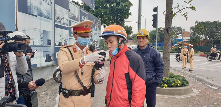 Khi vào chốt, CSGT thông báo kiểm tra chuyên đề đo nồng độ cồn, đồng thời CSGT lấy ống thổi mới, còn bọc trong túi bóng, rồi bóc ra cắm vào máy đo nồng độ cồn và hướng dẫn người tham gia giao thông. (Ảnh Huế V)