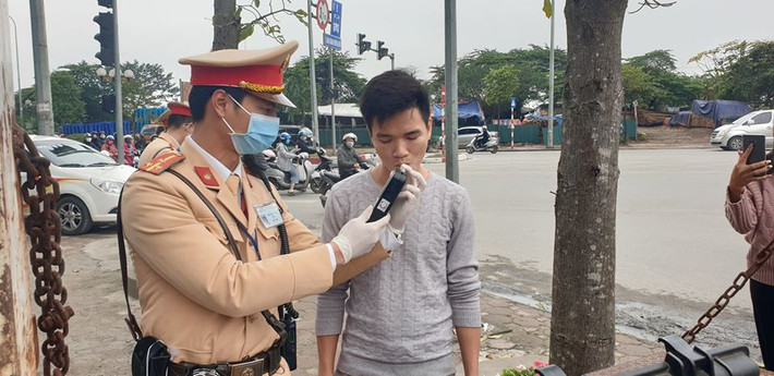 Theo Đội CSGT số 7, từ khi triển khai Luật phòng chống tác hại rượu, bia và Nghị định số 100/2019 của Chính phủ xử phạt vi phạm hành chính trong lĩnh vực giao thông đường bộ, Đội CSGT số 7 đã kiểm tra lập biên bản 15 người điều khiển phương tiện vi phạm nồng độ cồn, trong đó, có 1 ô tô, còn lại là xe máy. (Ảnh Huế V)