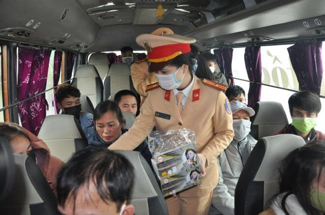 Ngoài việc áp dụng phương pháp cho mỗi người bị kiểm tra nồng độ cồn thổi riêng 1 ống thổi, CSGT Hà Nội còn phát khẩu trang miễn phí tại nhiều địa điểm và trên xe khách nhằm góp phần phòng chống dịch Corona. (Ảnh ATGT)