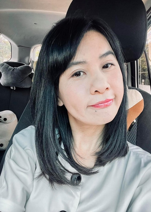 Cát Phượng vừa làm rõ bình luận chia tay. "Tôi với Kiều Minh Tuấn vẫn đang rất bình thường, khi nào có chuyện gì đích thân tôi sẽ thông báo trên Facebook cá nhân khi đó mọi người hãy tin. Tôi trả lời bình luận như thế là vì thấy dân mạng kia đưa ra lý lẽ buồn cười quá. Chứ chúng tôi không có chia tay", cô chia sẻ trên Tri thức trẻ. Ảnh: FB Cát Phượng
