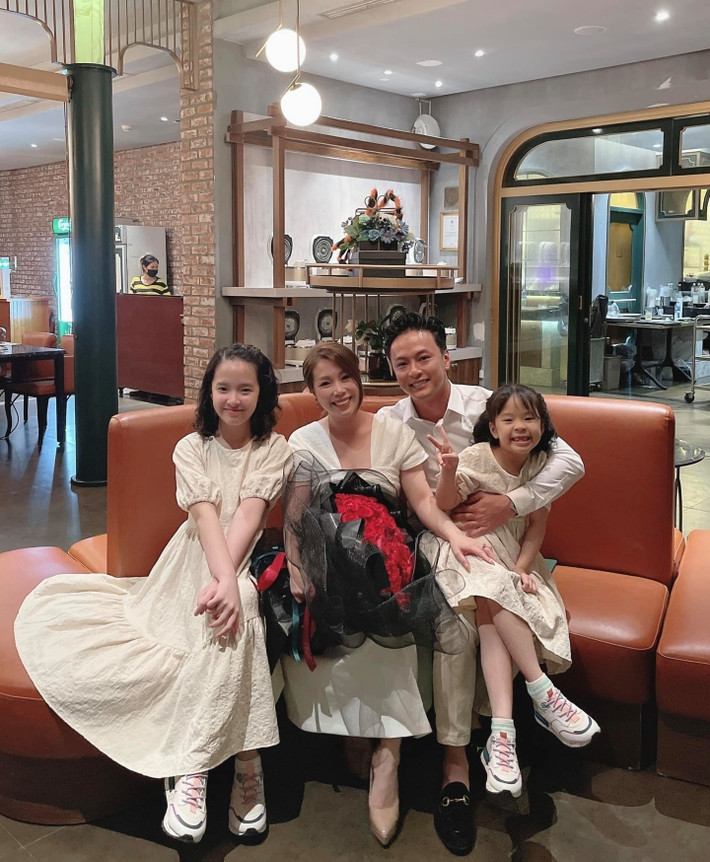Để có được cuộc sống viên mãn, sung túc như bây giờ, ít ai biết gia đình Hồng Đăng từng gặp biến cố lớn vào năm 2011 do kinh doanh thất bại, ngay sau khi bé Nhím (Lê Phương Bảo Hân) ra đời. Hai vợ chồng đã động viên nhau nỗ lực làm việc để vực dậy lại kinh tế, đồng lòng vượt qua khó khăn. Trải qua những sóng gió ấy, vợ chồng Hồng Đăng càng thêm gắn kết và yêu thương nhau. Cuộc sống của họ có thêm tiếng cười khi chào đón cô công chúa thứ hai, bé Kẹo (Lê Phương Tuệ Anh).
