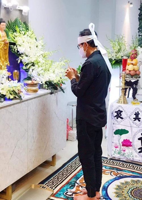 Diễn viên Gia Bảo chia sẻ khi đến viếng nghệ sĩ Kim Huệ: “Đến nhìn mẹ Huệ lần cuối, gương mặt vẫn rất đẹp. Nhìn ba Điền bình tĩnh mọi thứ mà giải quyết, rồi lúc sắp liệm mới đứng bên cạnh tâm sự với mẹ. Nhìn xúc động”. Ảnh: Công lý và xã hội