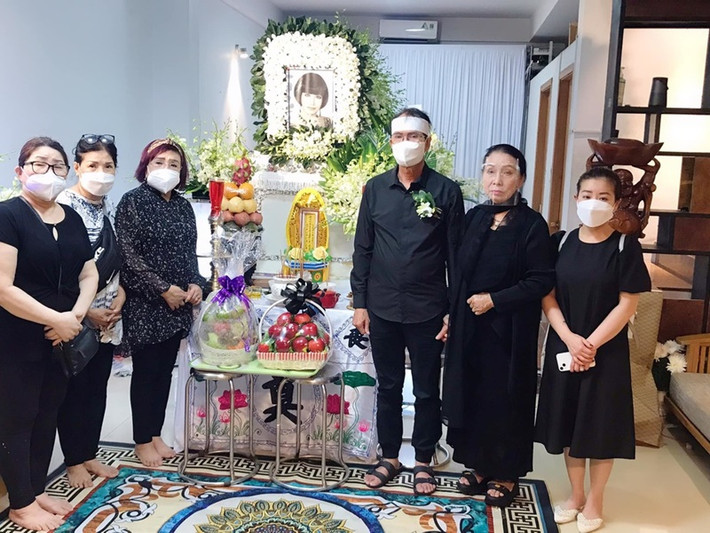 Chồng nghệ sĩ Kim Huệ thẫn thờ, không nói được thành lời trong tang lễ vợ. Ảnh: Yan