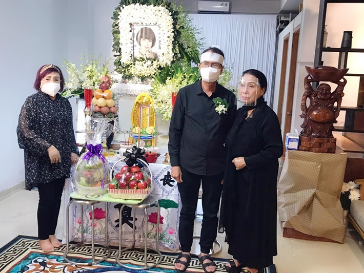 Nghệ sĩ Thanh Điền nén nỗi đau tổ chức tang lễ cho vợ vào tối ngày 23/12. Ảnh: Yan