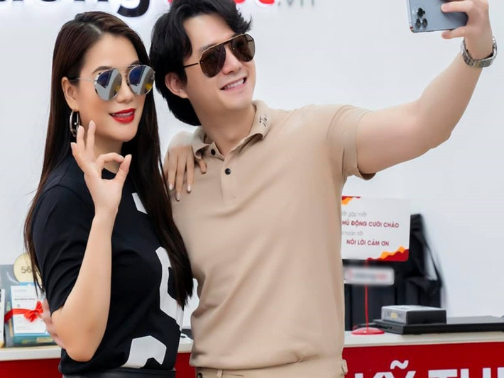 Trong một livestream, Trương Ngọc Ánh cho biết, cô không đặt nặng vật chất trong chuyện tình cảm. “Tôi cần người đàn ông dám đứng ra gánh vác, dám đứng ra chia sẻ với mình. Tôi không cần người đàn ông nhiều tiền. Từ đó đến giờ, tôi chưa từng yêu người đàn ông nào nhiều tiền”, cô cho hay. Đến nay, mối quan hệ giữa Trương Ngọc Ánh và Anh Dũng gần như không gây ồn ào. Ảnh: FB Anh Dũng