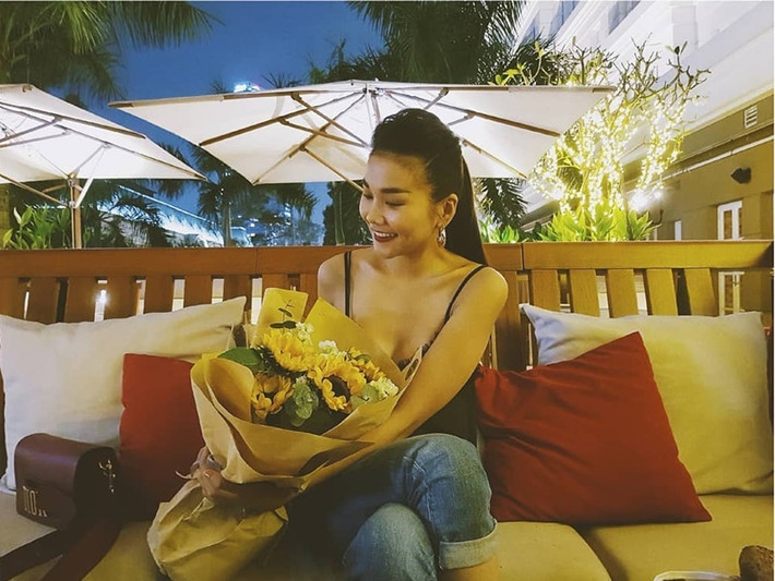 Khoảng năm 2015, trên báo chí, Thanh Hằng lần đầu tiên nói về bạn trai giấu mặt của mình. Siêu mẫu khoe được nửa kia hết mực cưng chiều. “Mỗi khi tôi đi quay về, anh ấy đều đón tôi, đưa tôi đi ăn. Thậm chí là mua món ăn tôi thích đem đến tận trường quay”, Thanh Hằng chia sẻ với Zing. Ảnh: Phụ nữ sức khỏe