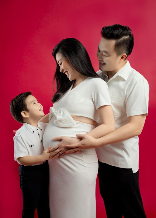 “Có người nói khi mang thai thì người mẹ sẽ bị xấu đi vì cơ thể sẽ sồ sề, xuống cấp. Nhưng với mẹ mỗi lần mang thai thì mẹ thấy mình càng ngày càng đẹp hơn, rạng rỡ hơn, tươi trẻ hơn. Cám ơn các con đã đến bên ba mẹ, gia đình. Yêu các con vô bờ bến”, cô tâm sự.
