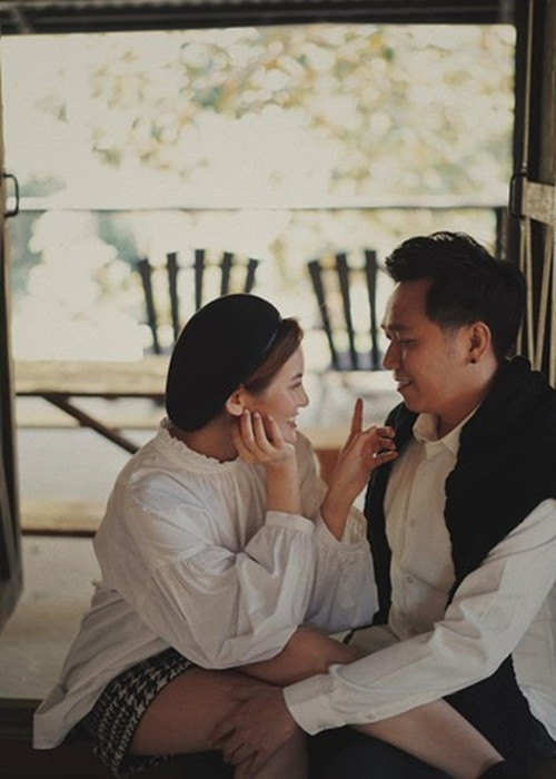 Diễn viên Anh Đức và Uyên Tô công khai hẹn hò đầu năm 2021 thì đến cuối năm chia tay. Hậu đường ai nấy đi, Anh Đức bị Uyên Tô bóc phốt. Trên trang cá nhân, Uyên Tô cho hay, Anh Đức không chỉ yêu cầu cô mua lại 2 chú mèo mà cặp đôi từng nuôi chung mà còn quỵt số tiền anh hứa hẹn sẽ hỗ trợ khi cô chuyển ra khỏi nhà. Ảnh: Instagram Uyên Tô