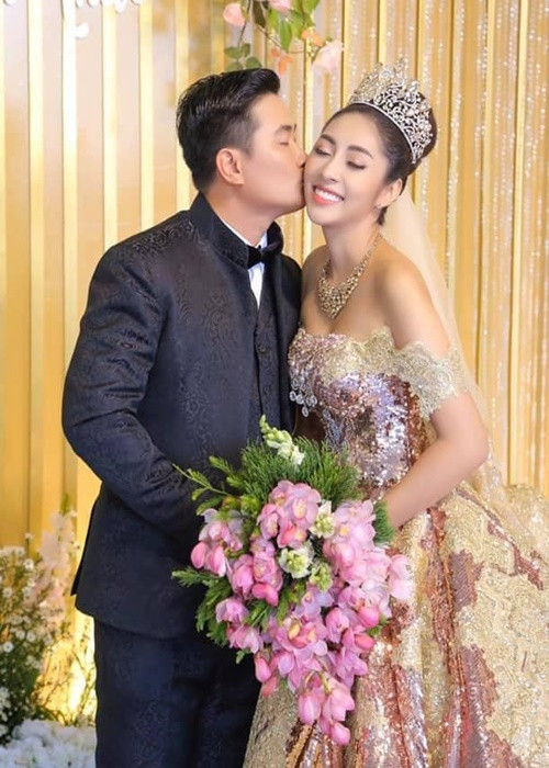 Trước lời tố của Thu Thảo, doanh nhân Phúc Thành thanh minh: “Tôi đi làm ăn, có nhiều mối quan hệ, nên Thảo hiểu lầm là chuyện thường”. Anh cũng tuyên bố, mọi tin nhắn, chứng cứ về những gì Đặng Thu Thảo nói, anh đều lưu đủ để chứng minh. Theo anh, im lặng là cách tốt nhất cho cả hai sau ly hôn. Tuy nhiên, nếu vợ cũ đi quá đà, anh sẽ kiện ra tòa để chứng minh bản thân không sai. Ảnh: FB Đặng Thu Thảo