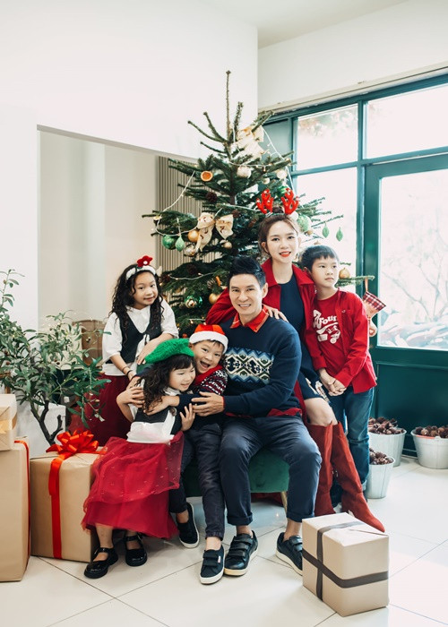 Vợ chồng Lý Hải - Minh Hà cùng các con trang trí cây thông để tạo không khí mùa Giáng sinh.