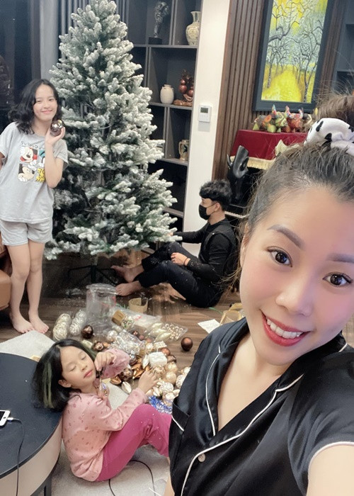 Hồng Đăng cùng vợ con trang trí cây thông Noel mùa Giáng sinh.