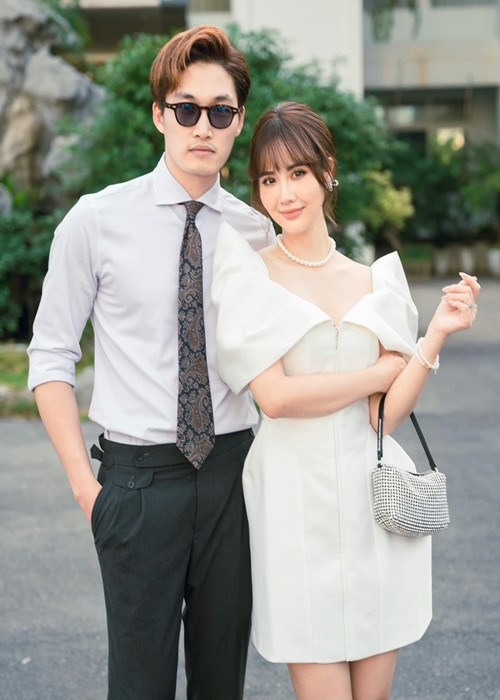 Đóng cặp với Đình Tú, Huyền Lizzie chia sẻ, cô không sợ Hương Giang ghen. “Thực ra khi đã là diễn viên chuyên nghiệp rồi, điều đó không đáng lo lắm. Hơn nữa tôi, Đình Tú và người yêu của bạn ấy cùng chơi với nhau nên cũng khá hiểu nhau. Người yêu của Tú cũng quá hiểu tôi nên hai bên không có gì đáng lo ngại và sợ cả. Tôi coi Tú như một người em, người đồng nghiệp nên mọi cư xử đều bình thường và người yêu của Tú cũng cảm nhận được như thế. Vì vậy khi tôi và Đình Tú diễn những cảnh tình cảm trong phim, chúng tôi không thấy quá ngại ngùng. Tất nhiên trong công việc, ai cũng cần giữ sự chuyên nghiệp riêng và nếu bạn diễn đã có người yêu thì tôi cũng giữ ý hơn, hạn chế trêu đùa quá mức để giữ cho mối quan hệ của hai bên không bị cản trở”, Huyền Lizzie chia sẻ trên Vietnamnet.