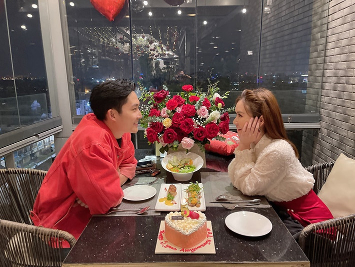 Khi Đình Tú diễn cảnh tình tứ với bạn diễn, Hương Giang không ghen tuông. Ảnh: FB Hương Giang