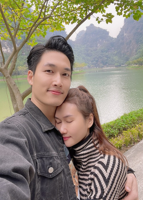 Khi mới quen Hương Giang, Đình Tú đã biết bạn gái từng qua một lần đò và có một cô con gái. Ảnh: FB Hương Giang