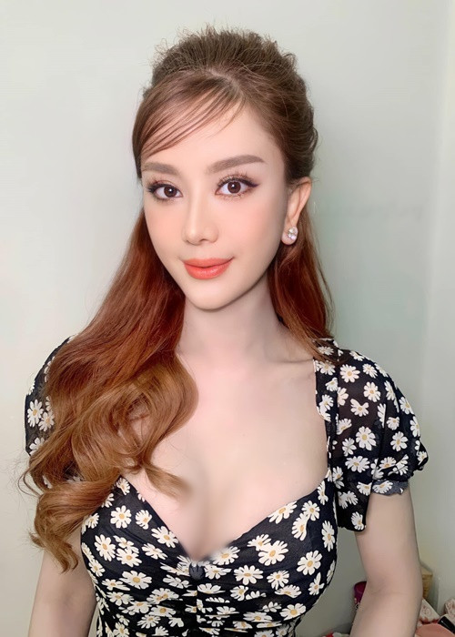 Sau status hoài niệm của Phi Hùng, Lâm Khánh Chi khoe ảnh xinh đẹp đồng thời viết ẩn ý: “Hãy để hình ảnh tốt đẹp trong mắt tôi nhé". Tuy nhiên, sau đó, nữ ca sĩ chuyển giới chỉnh sửa status thành "Hãy để hình ảnh thật trong mắt tôi, bạn nhé". Ảnh: FB Khánh Chi