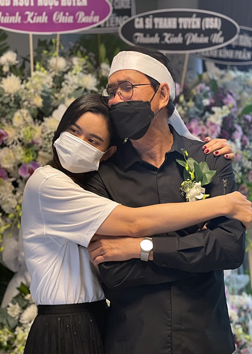 Trương Quỳnh Anh vừa đến viếng nghệ sĩ Thanh Kim Huệ. Trong đám tang, cô ôm động viên nghệ sĩ Thanh Điền - chồng nghệ sĩ Kim Huệ. Trương Quỳnh Anh chia sẻ: "Hồi xưa tôi đóng phim chung với nghệ sĩ Thanh Điền, chú đóng vai ba tôi và hai người rất hợp nhau nên tôi gọi là ba luôn. Sau khi đóng phim xong, hai người thương nhau như ba con ruột. Có mấy lần tôi gặp mẹ Huệ và gọi là mẹ luôn. Khi nghe tin mẹ mất tôi rất bất ngờ. Hôm nay đến đây thấy ba ốm nhiều, chỉ muốn nhắn nhủ ba hãy giữ gìn sức khỏe, sống lạc quan". Ảnh: FB Trương Quỳnh Anh