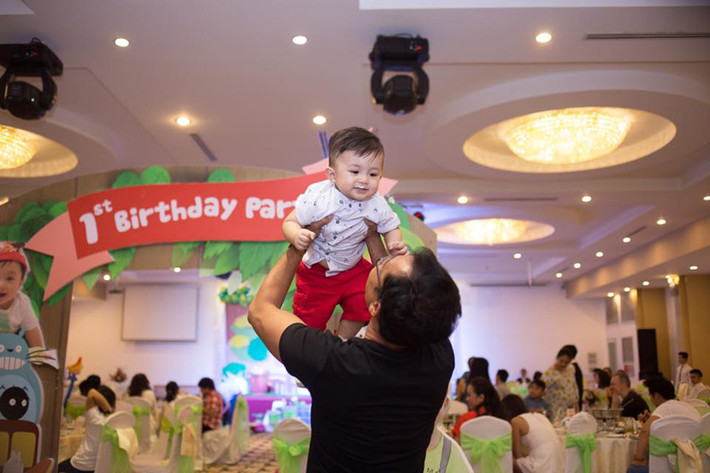Bé Thiên An càng lớn càng đáng yêu, dễ thương. Ở nhà, cậu nhóc được bố mẹ đặt cho cái tên thân mật là Happy.