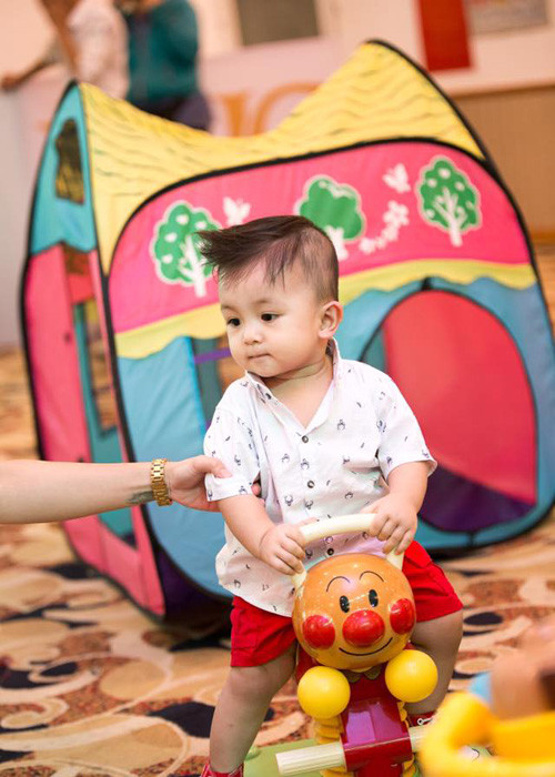 Chia sẻ về ngày thôi nôi của con trai, Ái Châu tâm sự: “Vậy là Happy được 1 tuổi. Ngày này năm rồi em mới chui ra khỏi bụng mẹ, bé xíu, trắng tươi, môi đỏ hồng, khóc bự nhất cái bệnh viện”.