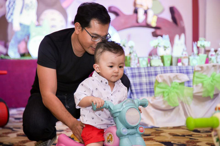 Bé Happy đã có khoảnh thời gian tuyệt vời trong ngày tròn một tuổi bên bố mẹ.