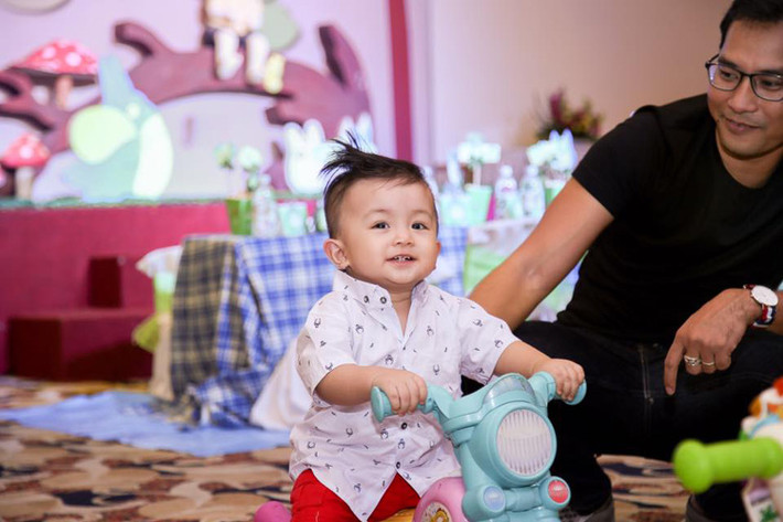 Ái Châu tiết lộ con trai dù buồn ngủ díu mắt từ chiều nhưng vẫn vui cười với mọi người và phụ bố mẹ tiếp khách đến tối mới lăn ra ngủ.