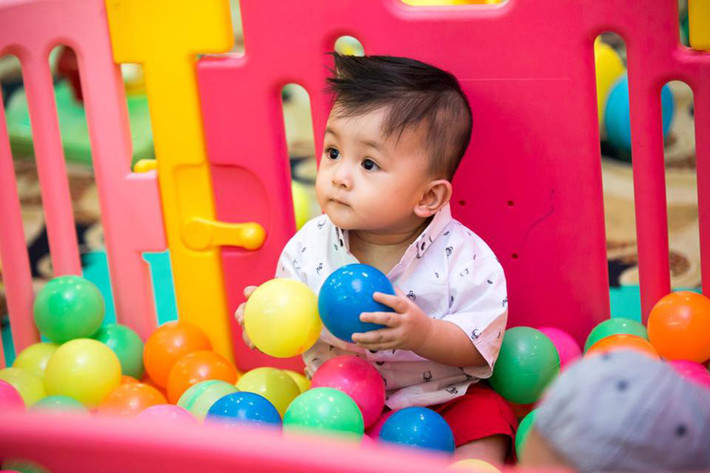 “Mẹ yêu em theo cách của mẹ và em yêu mẹ theo cách của em. Mẹ con mình yêu nhau theo cách riêng, và yêu nhau hoài đến suốt cuộc đời, em nha”, Ái Châu dành lời ngọt ngào cho con trai.