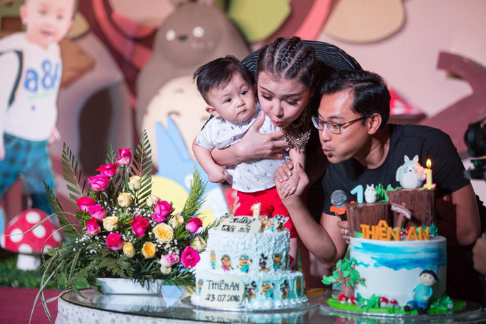 Gia đình Huỳnh Đông cùng nhau thổi nến mừng bé Thiên An tròn một tuổi.