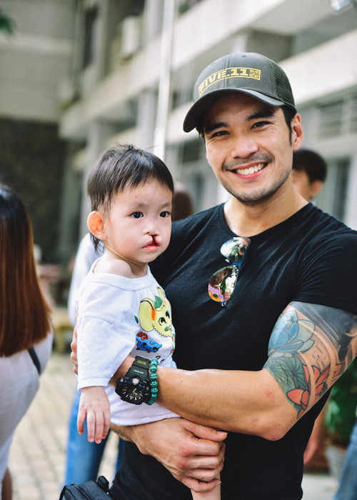 Giống như Trương Ngọc Ánh, từ khi về Việt Nam hoạt động nghệ thuật, Thiên Nguyễn rất nhiệt tình trong hoạt động mang tính cộng đồng.