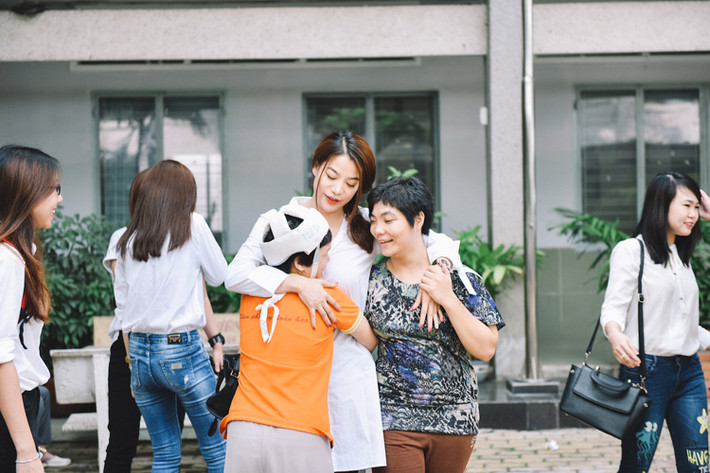 Cuối tuần qua, diễn viên Trương Ngọc Ánh đã đến thăm trung tâm bảo trợ trẻ tàn tật mồ côi Thị Nghè, TP HCM.
