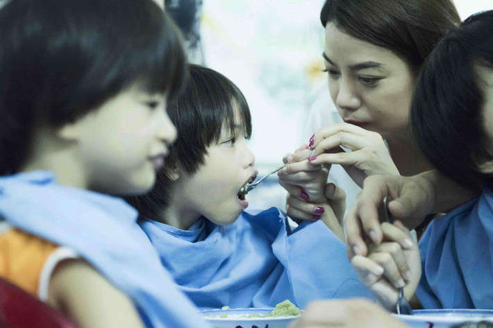 Trương Ngọc Ánh không chỉ đảm nhận vai trò đại sứ của hàng loạt dự án từ thiện quy mô lớn mà còn chủ động tổ chức các hoạt động để có thể giúp đỡ những mảnh đời bất hạnh.