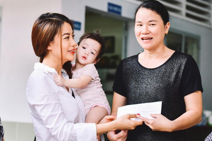 Nữ diễn viên phim “Hương Ga” gặp gỡ lãnh đạo trung tâm và chia sẻ về mục đích của chuyến đi từ thiện.
