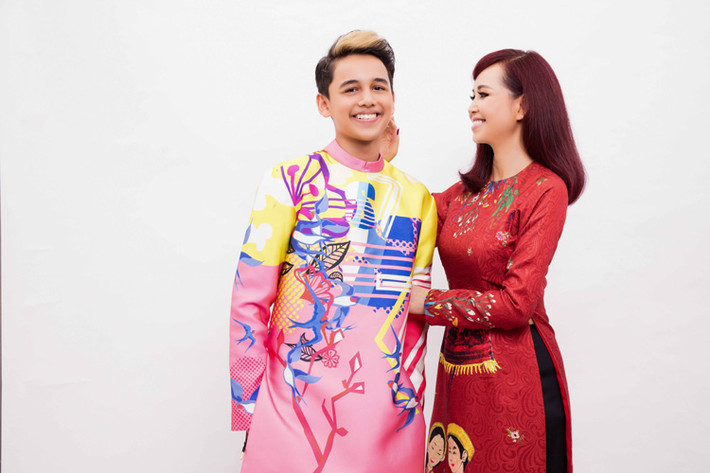 Hoa hậu Diệu Hoa hạnh phúc bên cậu con trai út tên Nguyễn Hoàng Phi (Ishan). Năm nay, Hoàng Phi đã lên 16 tuổi.