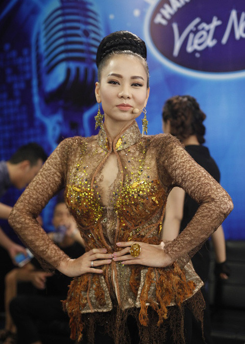 Trong đêm gala này, Thu Minh diện áo xuyên thấu được thiết kế độc đáo, khoe vẻ gợi cảm, quyến rũ.