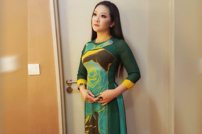 Mới đây, trên trang cá nhân, ca sĩ Như Quỳnh khoe loạt ảnh diện áo dài ở hậu trường các chương trình âm nhạc.